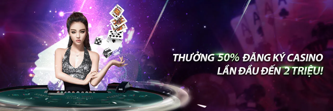 Người phụ nữ vui vẻ chơi slot game trên điện thoại tại mv88 chính thức